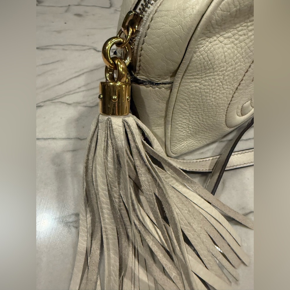 Gucci Soho Disco Crossbody Bag Cream Pebbled Leather Tassel Authentic - Picture 6 of 16
